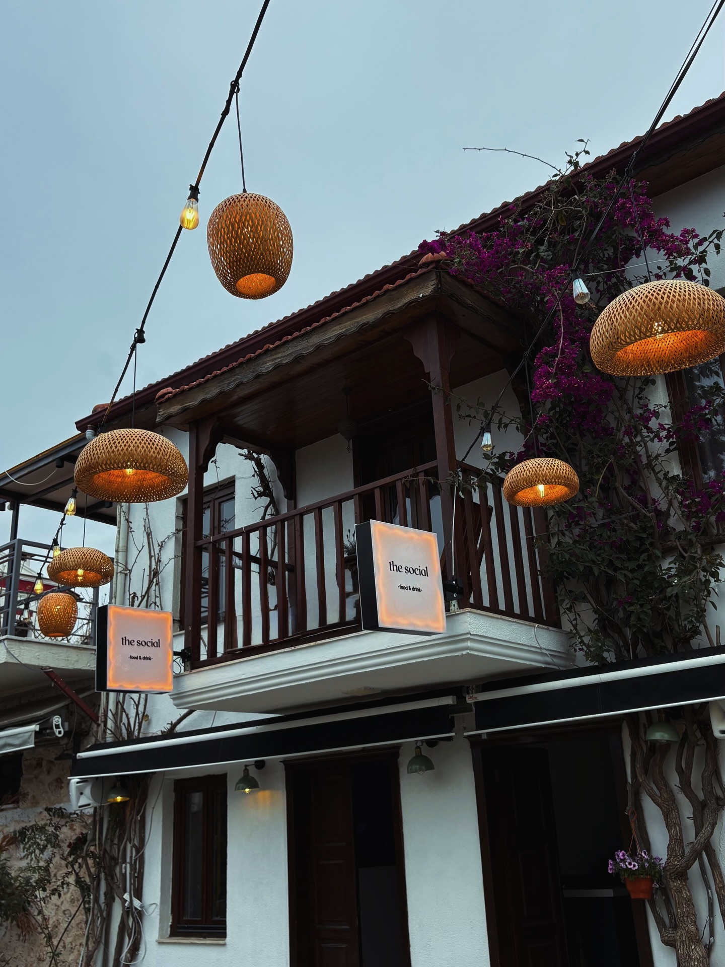 The Social Kalkan cephesi — bambu fenerler ve begonvil
