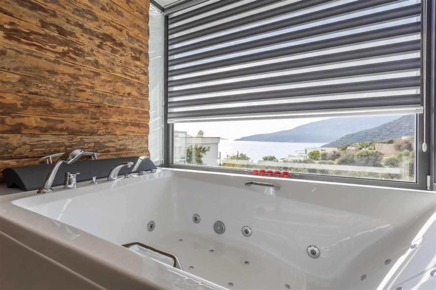Villa Poyraz giriş kat aile yatak odası, LCD TV