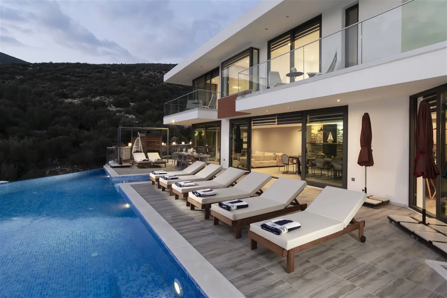 Villa Poyraz alacakaranlıkta özel ısıtmalı havuz ve deniz manzarası
