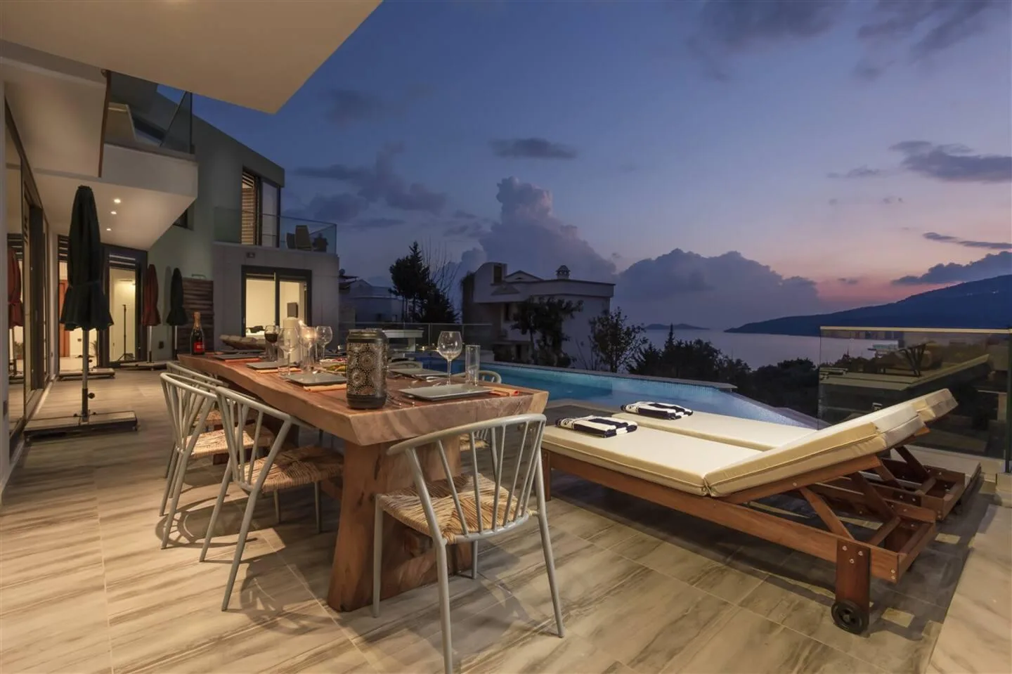 Villa Poyraz üst kat seyir terası, gün batımı yemek alanı