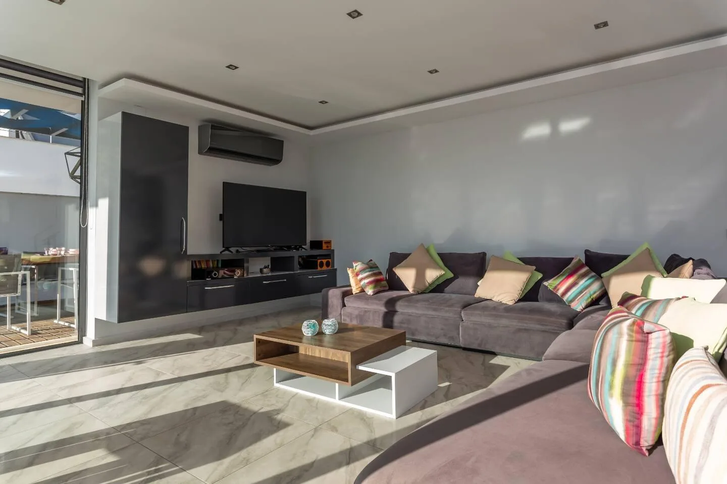 Villa Poyraz ferah salon ve bahçe oyun alanı akşam