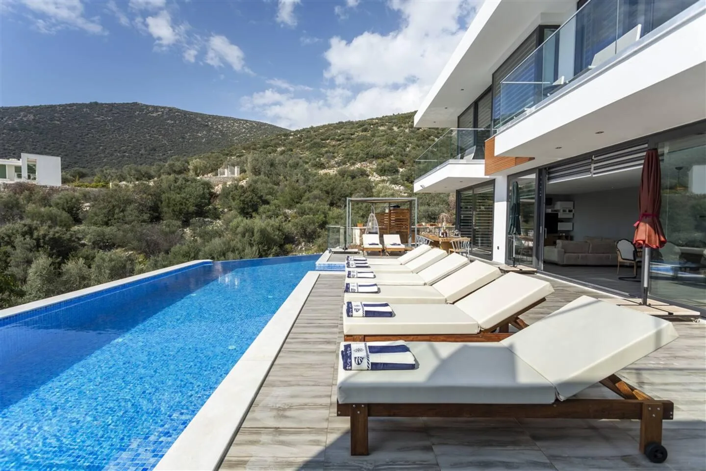 Villa Poyraz havuz başı ve şezlonglar