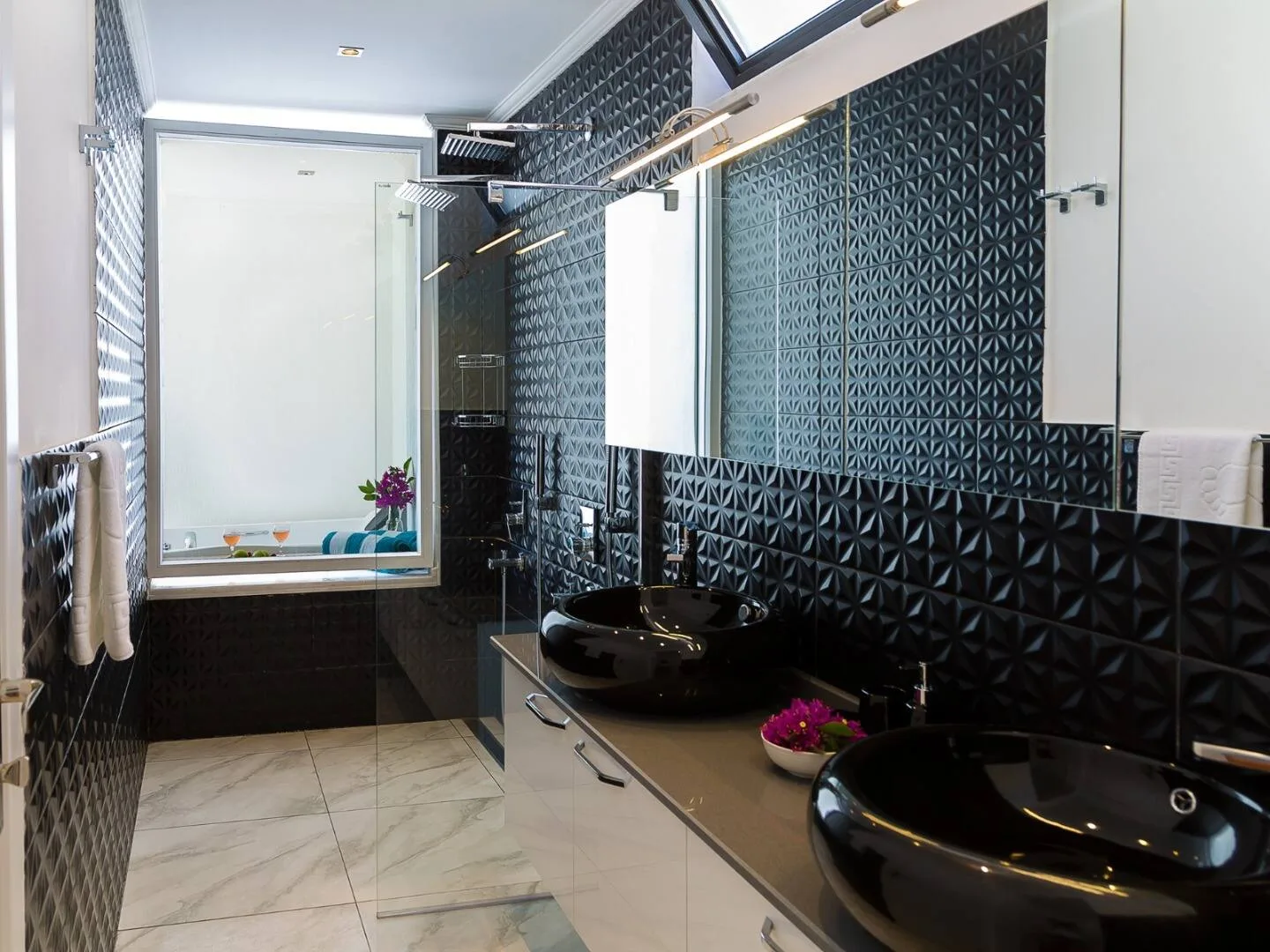 Koyu fayanslı küvetli banyo