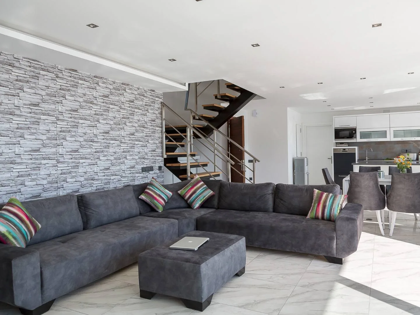 Villa oturma odası ve asma merdiven