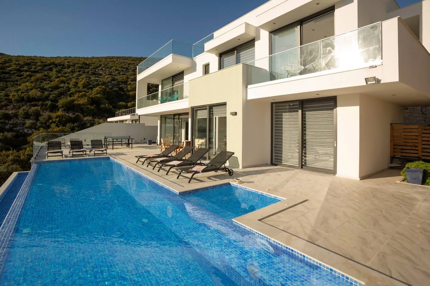 10x4 m özel sonsuzluk havuzu ve villa cephesi