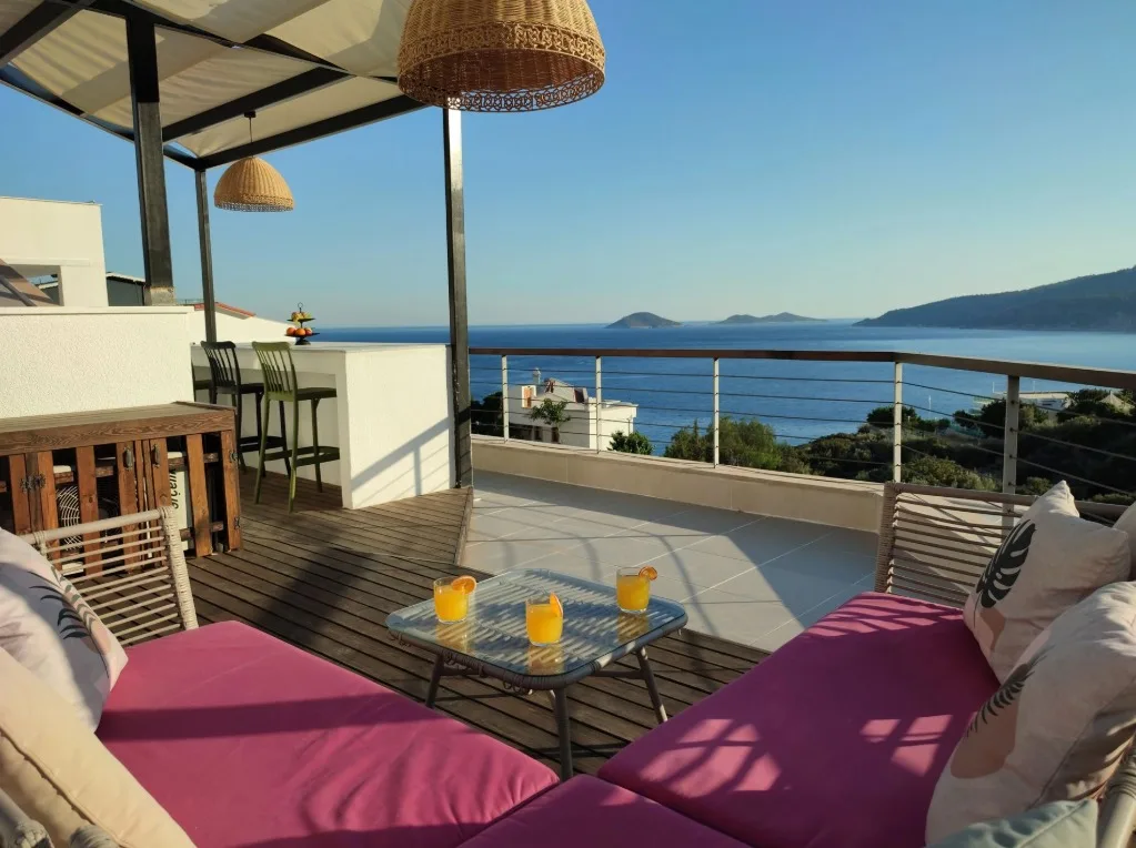 Çatı terası deniz manzarası ve güneşlenme köşesi