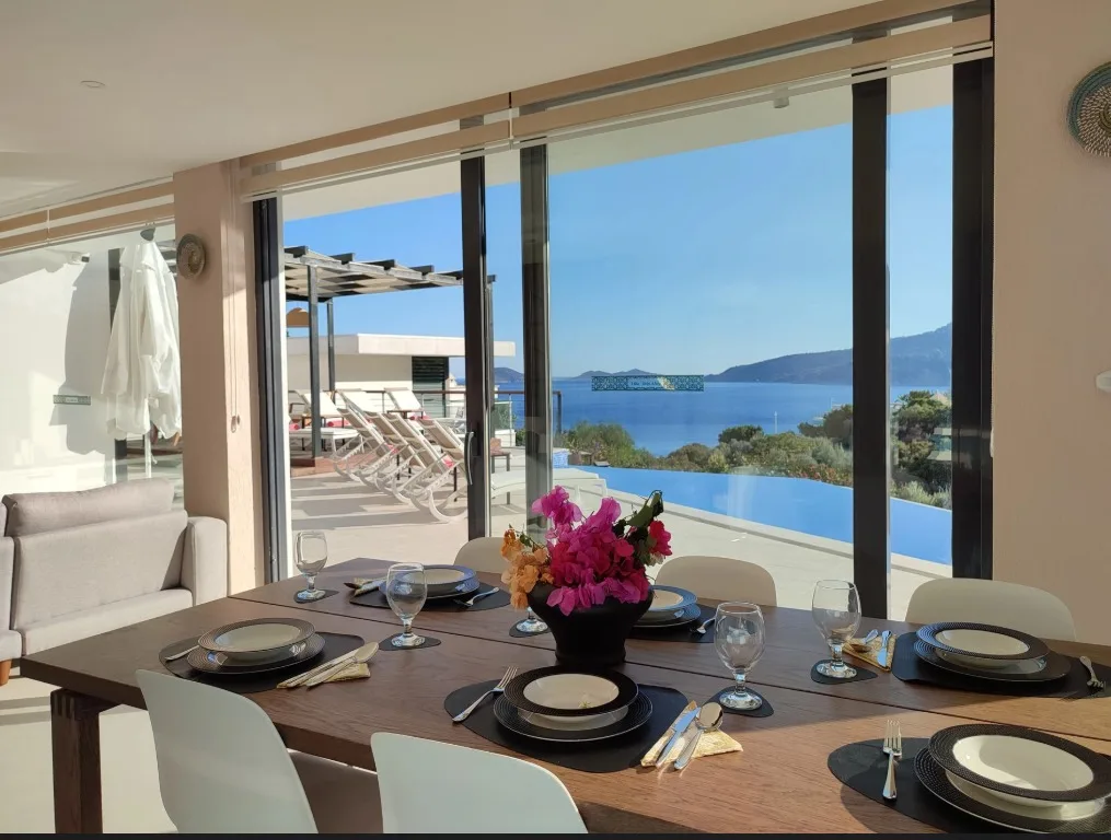 Kalamar koyu ve deniz manzarasına açılan pergola terası