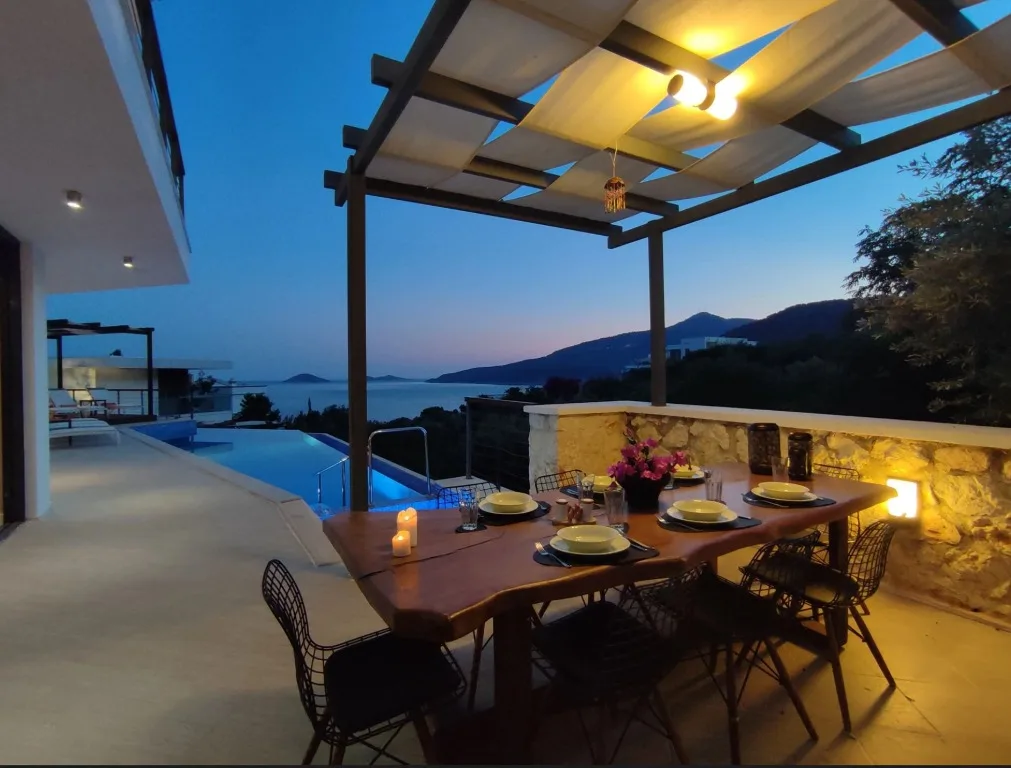 Alacakaranlıkta pergola altında akşam yemeği düzeni