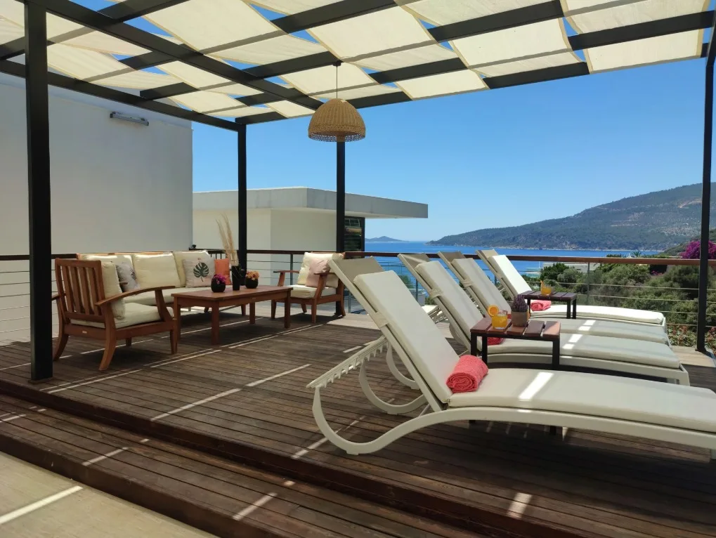 Çatı terası pergola altı deniz manzaralı güneşlenme alanı